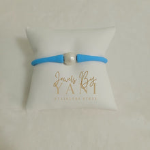 Load image into Gallery viewer, Pulsera en Silicone con Perlas de Agua Dulce / Azul Claro
