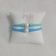 Load image into Gallery viewer, Pulsera en Silicone con Perlas de Agua Dulce / Azul Claro
