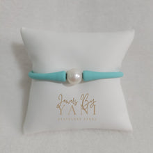 Load image into Gallery viewer, Pulsera en Silicone con Perlas de Agua Dulce / Verde Menta
